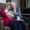 Bill Clinton et Hillary Clinton posent avec leur petite-fille Charlotte, le 27 septembre 214