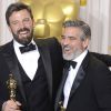 Ben Affleck et le producteur George Clooney lors de la cérémonie des Oscars 2013 et la victoire de leur film Argo