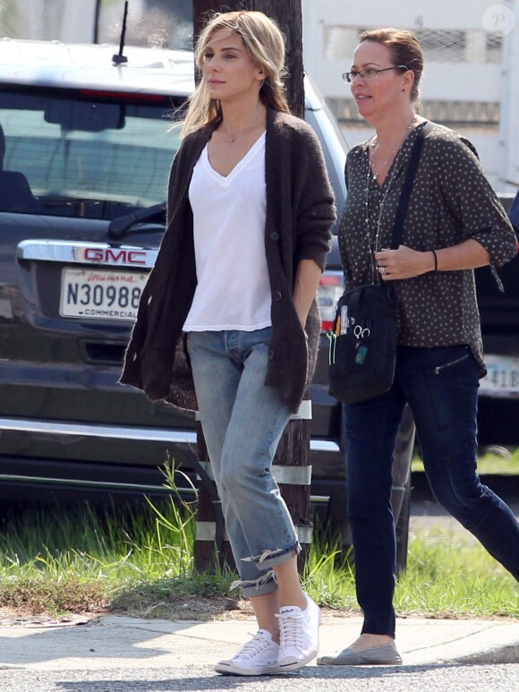 Exclusif - Sandra Bullock, blonde, lors de tests des caméras sur le tournage du film "Our Brand is Crisis" à la Nouvelle-Orléans, le 22 septembre 2014.