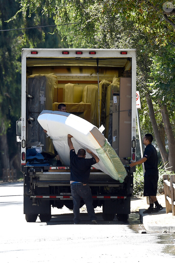 Des camions de déménagement devant la maison de Gwyneth Paltrow embarque le vieux matelas du couple, le 24 septembre 2014.