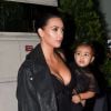 Kim Kardashian quitte son hôtel avec sa fille North West pour se rendre au défile Givenchy à Paris le 28 septembre 2014. North est habillée comme sa maman !