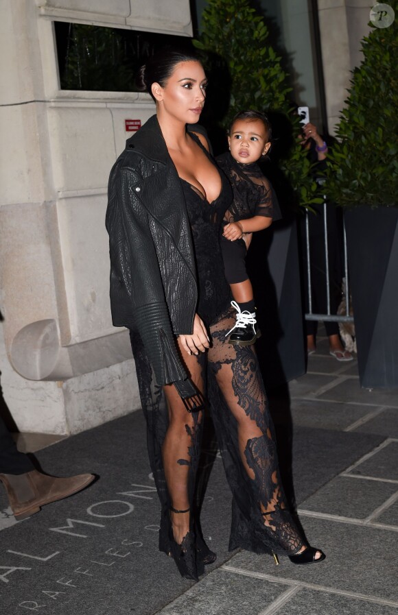 Kim Kardashian quitte son hôtel avec sa fille North West pour se rendre au défile Givenchy à Paris le 28 septembre 2014. North est habillée comme sa maman !