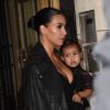 Kim Kardashian quitte son hôtel avec sa fille North West, déjà fashionista comme maman