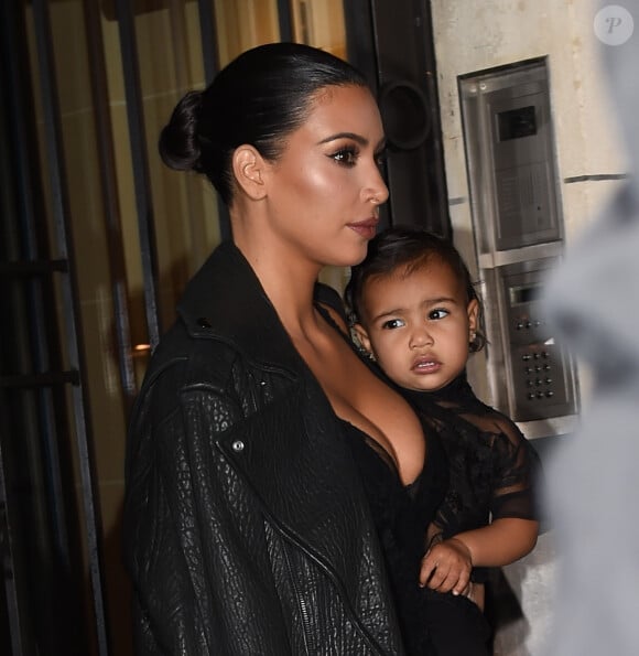 Kim Kardashian quitte son hôtel avec sa fille North West, déjà fashionista comme maman
