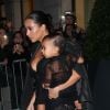 Kim Kardashian, Kanye West et leur fille North quittent leur hôtel, le Royal Monceau, pour se rendre au défilé "Givenchy". Paris, le 28 septembre 2014