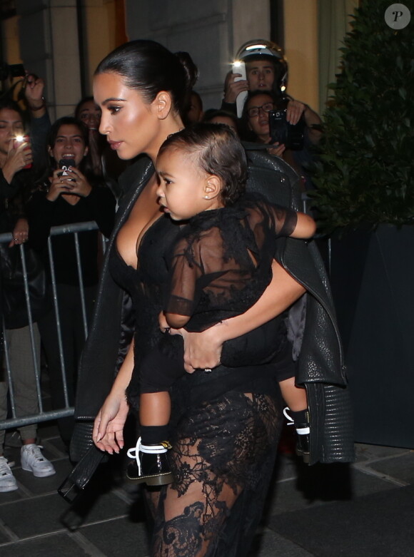 Kim Kardashian, Kanye West et leur fille North quittent leur hôtel, le Royal Monceau, pour se rendre au défilé "Givenchy". Paris, le 28 septembre 2014