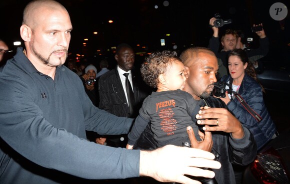 Kanye West et sa fille North - Arrivée des people au défilé Balenciaga prêt-à-porter collection Printemps-Eté 2015 lors de la Fashion Week à Paris, le 24 septembre 2014.
