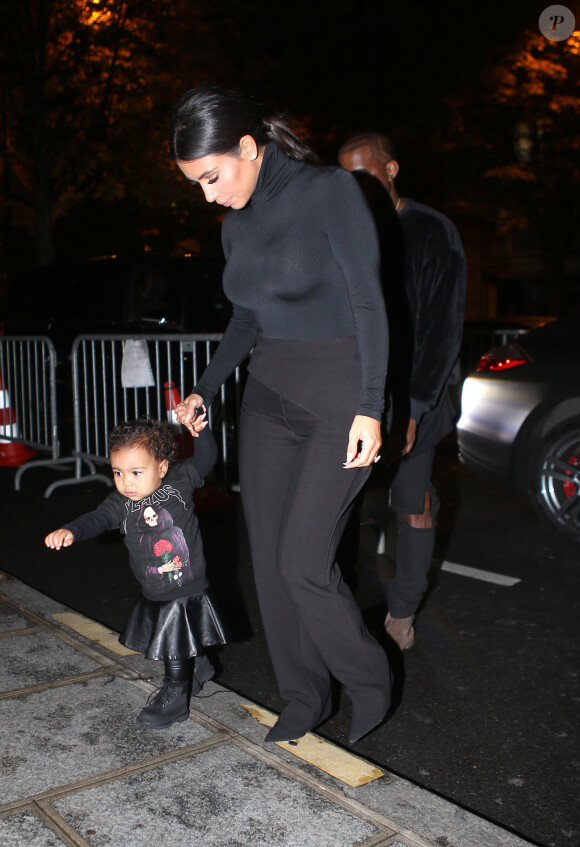 Kanye West, sa femme Kim Kardashian et leur fille North sont de retour à leur hôtel le Royal Monceau à Paris, le 24 septembre 2014 après le défilé Balenciaga