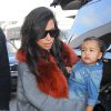 Kim Kardashian et sa fille North West vont prendre un avion à l'aéroport de LAX à Los Angeles, le 22 Septembre 2014.