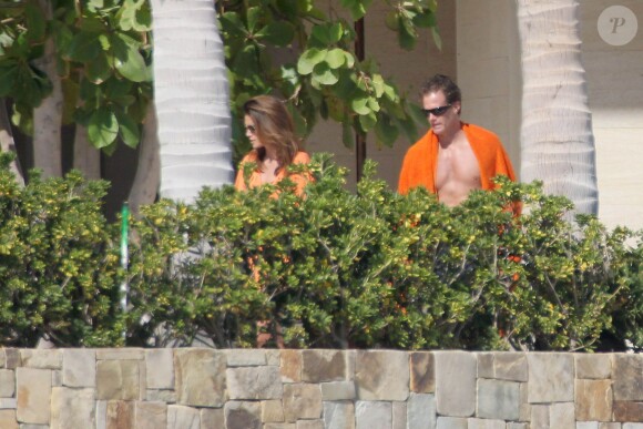 George Clooney, sa petite amie de l'époque Stacy Keibler et Cindy Crawford et son mari Rande Gerber en vacances à Mexico avec leurs enfants, le 21 Novembre 2012.
