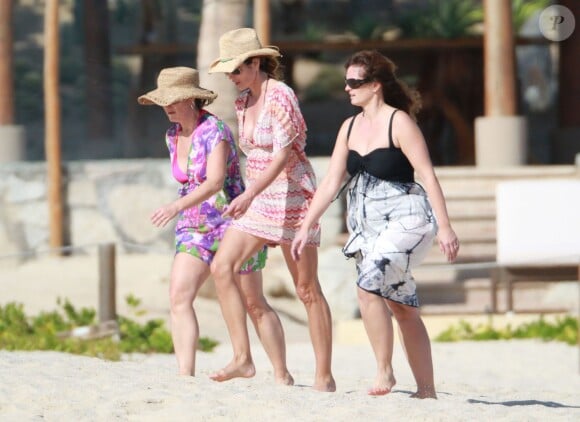 Cindy Crawford se balade avec des amies lors de ses vacances à Cabo San Lucas au Mexique, avec George Clooney, le 20 décembre 2011
