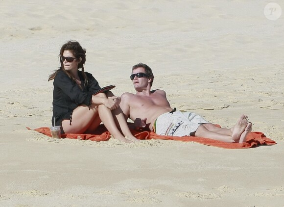 Cindy Crawford sur la plage avec son mari Rande Gerber lors de ses vacances à Cabo San Lucas au Mexique, avec George Clooney, le 20 décembre 2011