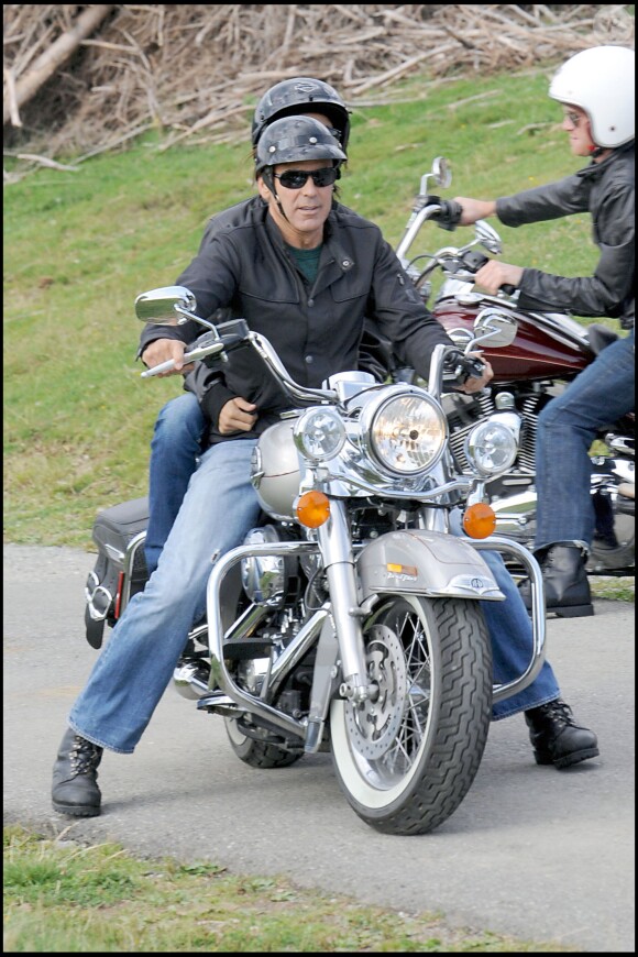 George Clooney et sa compagne de l'époque, Elisabetta Canalis, se promenant à moto avec ses amis Cindy Crawford et Rande Gerber près du lac de Côme en Italie le 2 août 2009