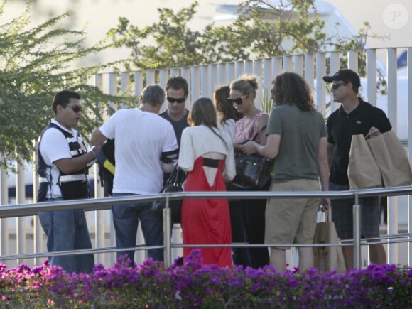 George Clooney arrivant à Los Cabos au Mexique avec Stacy Keibler et ses amis Cindy Crawford et Rande Gerber, le 27 novembre 2011