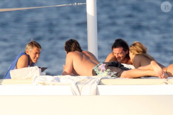 Cindy Crawford, son mari Rande Gerber et George Clooney sur un yacht en Sardaigne le 5 août 2008