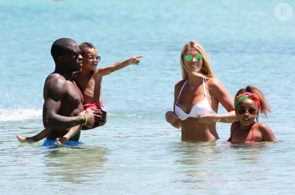 Exclusif - Rio Mavuba, sa femme Elodie et leurs enfants Uma et Tiago en vacances au Lavandou le 10 juillet 2014