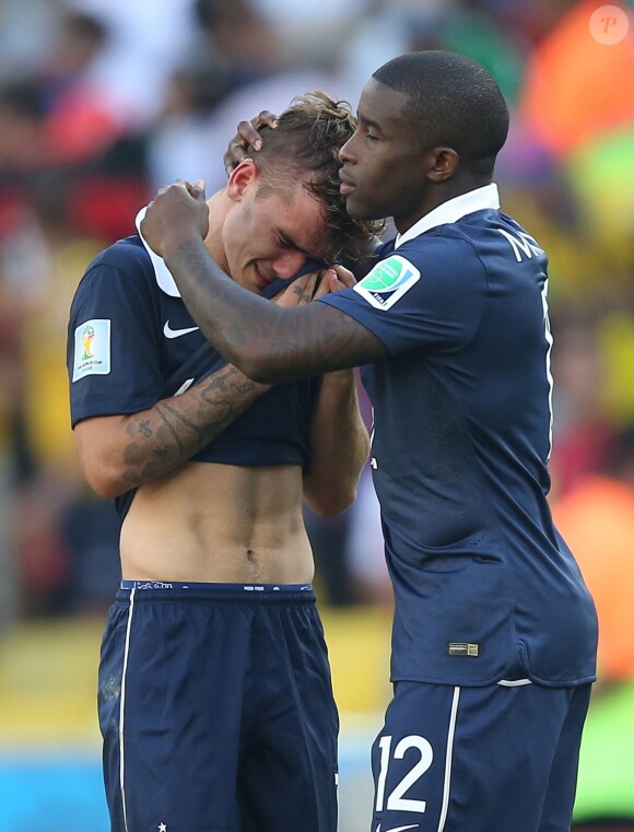 Antoine Griezmann et Rio Mavuba après l'élimination de l'équipe de France en quart de finale de la Coupe du monde à Rio de Janeiro au Brésil le 4 juillet 2014