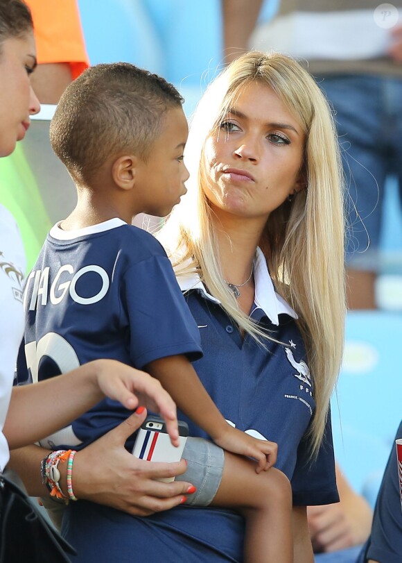 Elodie Mavuba et son fils Tiago lors du match France - Allemagne à Rio de Janeiro au Brésil le 4 juillet 2014