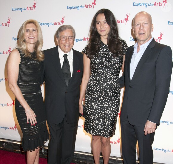 Susan Benedetto, Tony Bennett, Bruce Willis, Emma Heming lors du 8e Exploring the Arts Gala à New York le 29 septembre 2014.