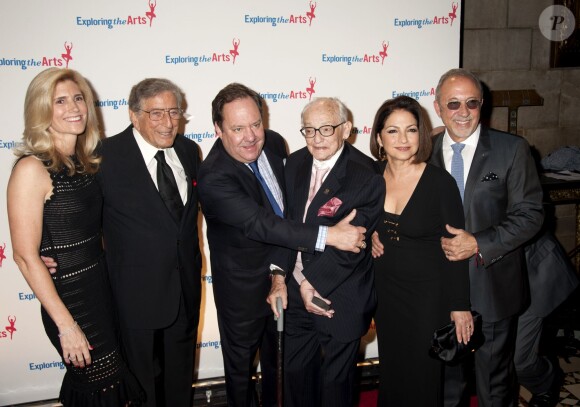 Susan Benedetto, Tony Bennett, James L. Nederlander, James M. Nederlander, Gloria Estefan, Emilio Estefan lors du 8e Exploring the Arts Gala à New York le 29 septembre 2014.