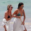 Ashley Benson et Shay Mitchell profitent des joies de la plage à Maui, Hawaii, le 30 juin 2014.