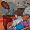 Le footballeur américain Devon Still à l'hôpital avec sa fille Leah (4 ans), atteinte d'un cancer - septembre 2014