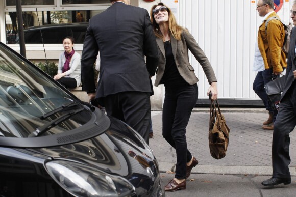 Nicolas Sarkozy et sa femme Carla Bruni-Sarkozy sortent du restaurant "Hanawa" après leur déjeuner à Paris, le 2 octobre 2014.