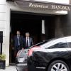 Nicolas Sarkozy et sa femme Carla Bruni-Sarkozy sortent du restaurant Hanawa après leur déjeuner à Paris, le 2 octobre 2014.