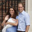  Le prince George de Cambridge prêt à quitter la maternité avec ses parents Kate Middleton et le prince William le 23 juillet 2013 à Londres 