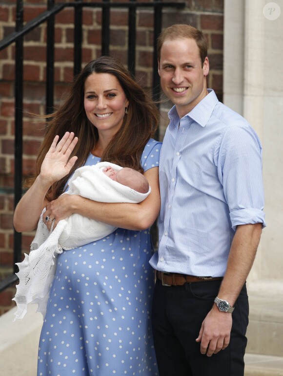 Le prince George de Cambridge prêt à quitter la maternité avec ses parents Kate Middleton et le prince William le 23 juillet 2013 à Londres