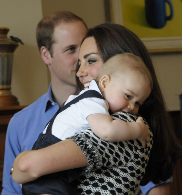 Le prince George de Cambridge fait un câlin à sa maman la duchesse Catherine à Wellington, en Nouvelle-Zélande, le 9 avril 2014