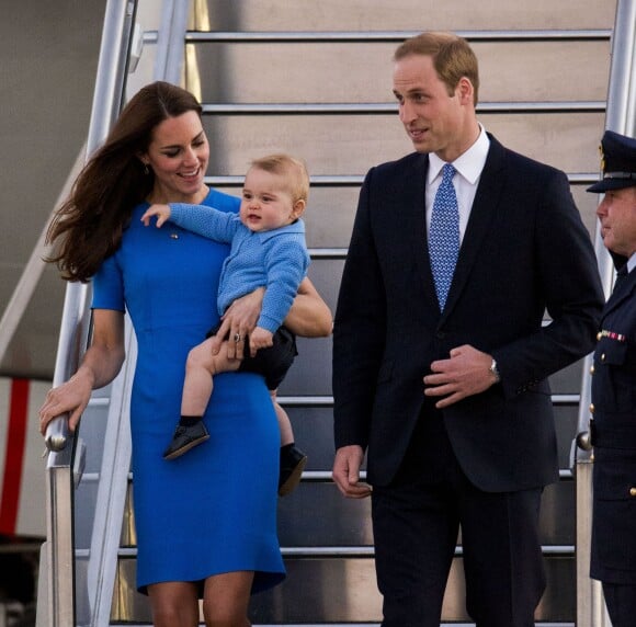 Le prince George de Cambridge débarque avec ses parents à Canberra, en Australie, le 20 avril 2014