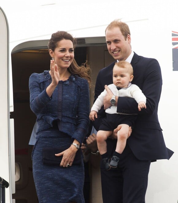 Le prince George de Cambridge le 16 avril 2014 en Australie avec ses parents.