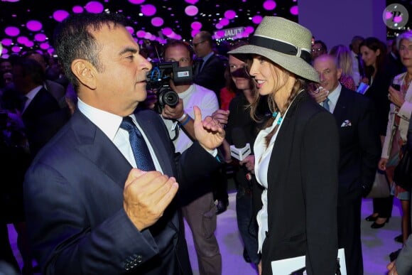 Carlos Ghosn et Anne Parillaud lors de la soirée d'inauguration des nouvelles Renault Espace et Clio lors du salon de l'automobile au Parc des Expositions de la porte de Versailles à Paris, le 2 octobre 2014.