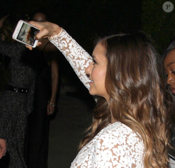 Nina Dobrev prend un selfie à la soirée Michael Kors pour la sortie du livre "Young Hollywood" à Beverly Hills, le 2 octobre 2014. 