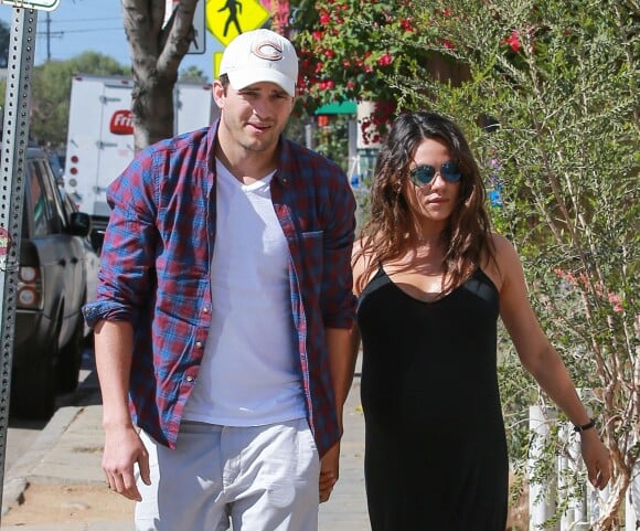 Exclusif - Mila Kunis enceinte et son fiancé Ashton Kutcher vont prendre un petit-déjeuner à Venice, le 17 septembre 2014.