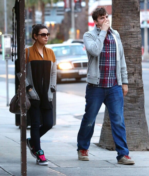 Ashton Kutcher et sa fiancée Mila Kunis vont dîner au restaurant à Studio City, le 3 mars 2014