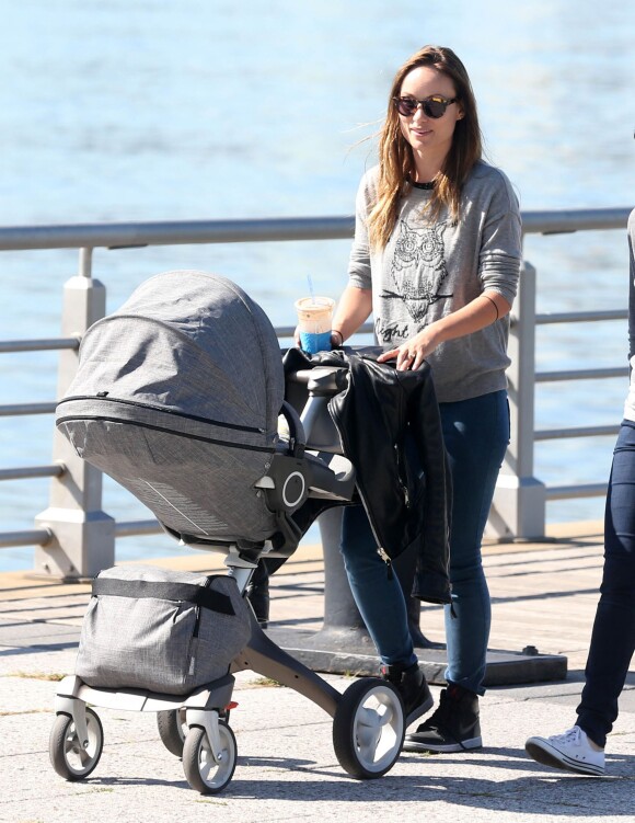 Olivia Wilde se balade avec son fils Otis et une amie à New York, le 3 octobre 2014.