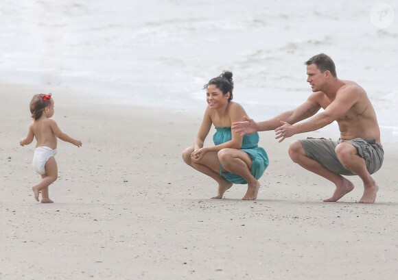 Exclusif - Channing Tatum avec sa femme Jenna Dewan et leur fille Everly jouent sur une plage à Savannah en Georgie le 28 septembre 2014.