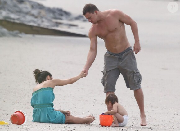 Exclusif - Channing Tatum avec sa femme Jenna Dewan et leur fille Everly sur une plage à Savannah en Georgie le 28 septembre 2014.