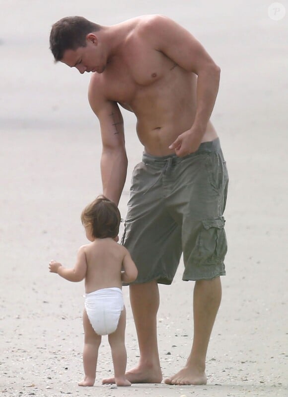 Exclusif - Channing Tatum avec sa fille Everly sur une plage à Savannah en Georgie le 28 septembre 2014.
