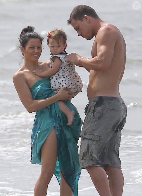 Exclusif - Channing Tatum avec sa femme Jenna Dewan et leur fille Everly complices et en famille sur une plage à Savannah en Georgie le 28 septembre 2014.