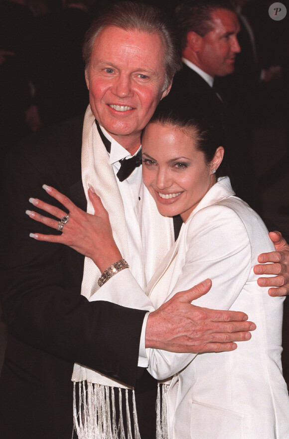 Jon Voight et sa fille Angelina Jolie à Los Angeles le 9 avril 2001.