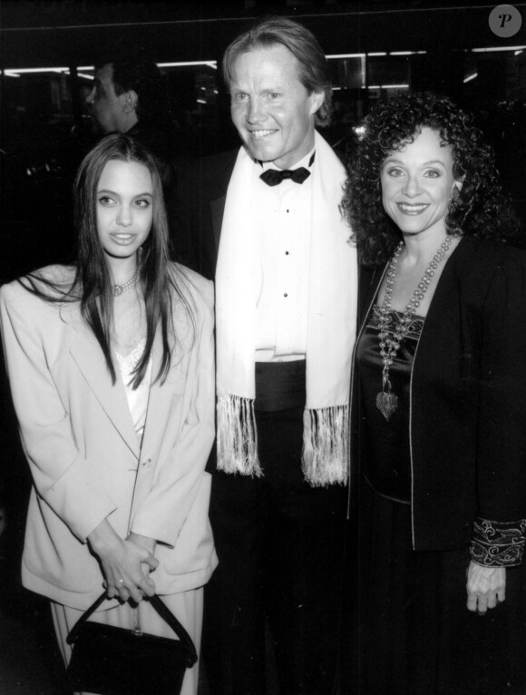 Jon Voight avec Angelina Jolie et Valerie Harper à Hollywood, Los Angeles, le 9 avril 1991.