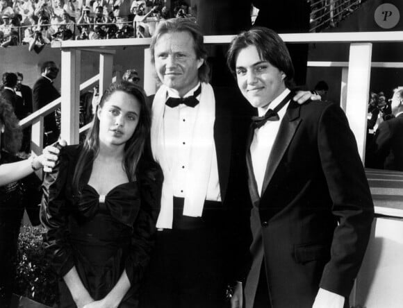 Jon Voight et ses enfants, Angelina Jolie et James Jolie, à Los Angeles, le 11 avril 1988.