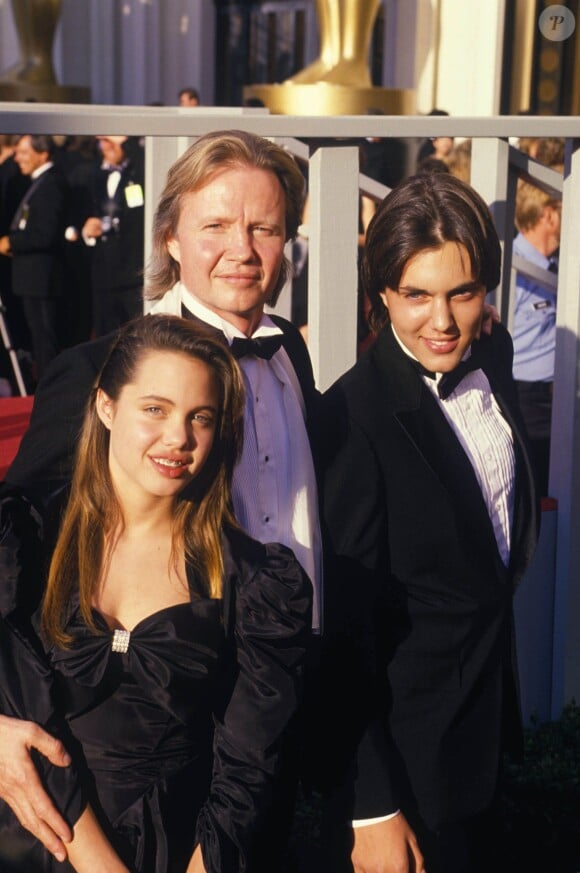 Jon Voight avec Angelina Jolie et James Haven, en 1988.