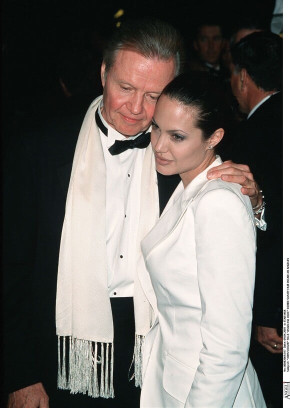 <p>Jon Voight et sa fille Angelina Jolie à Los Angeles le 9 avril 2001.</p>
