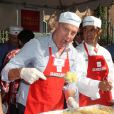Stephen Collins distribue des repas aux SDF à Los Angeles, le 21 novembre 2012