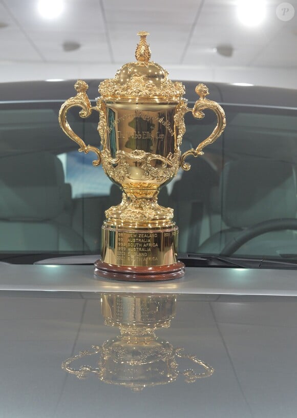 La Coupe Webb Ellis (trophée de la Coupe du monde de Rugby) - Soirée Jaguar et Land Rover à l'occasion de l'ouverture du Mondial de l'Automobile au Parc des Expositions de la porte de Versailles à Paris, le 2 octobre 2014