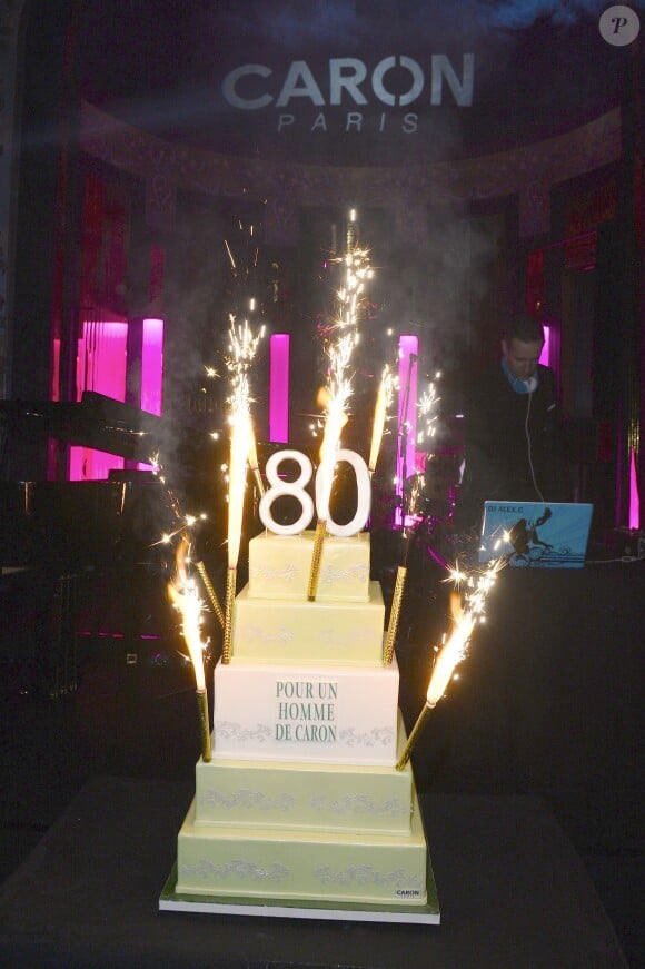 Le gâteau d'anniversaire lors de la soirée des 80 ans du parfum Pour Un Homme de Caron, au Théâtre du Renard, à Paris, le 9 octobre 2014.